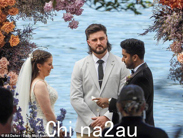 柯林斯在宣读结婚誓言时显得紧张