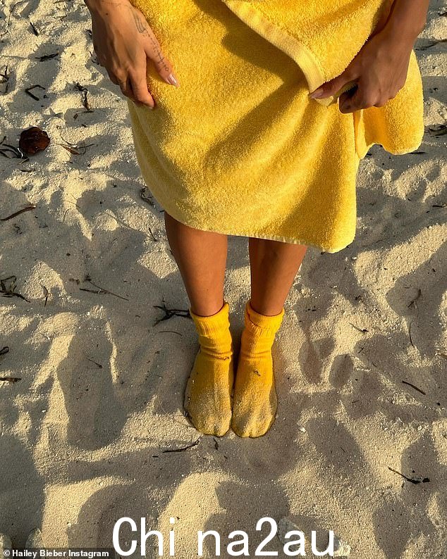 Hailey 还分享了她的黄色袜子和配套毛巾的照片