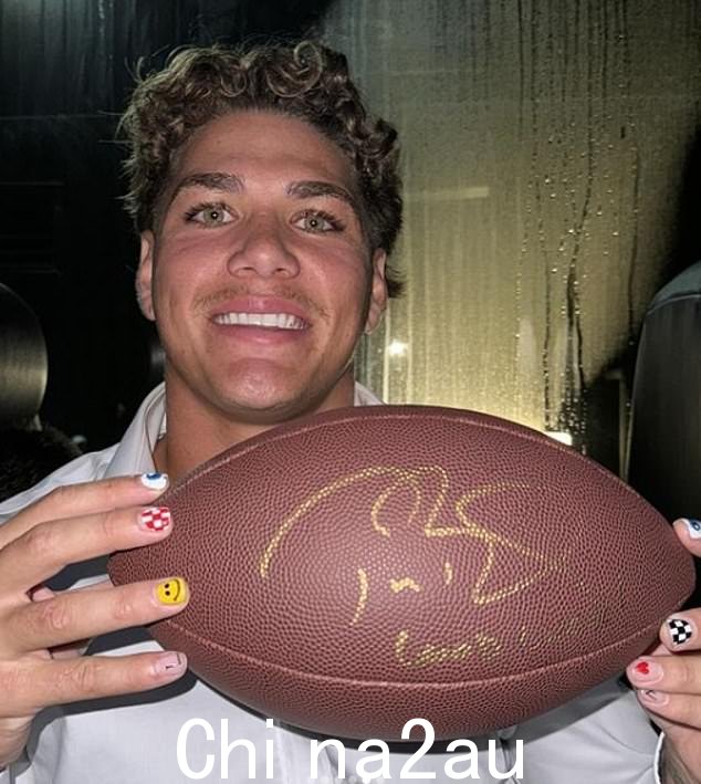 沃尔什在接到 NFL 传奇人物的传球后带着一个由布雷迪签名的球离开 - 并开玩笑说他把它放在一个带有“漂亮的大挂锁”的透明盒子里” class=