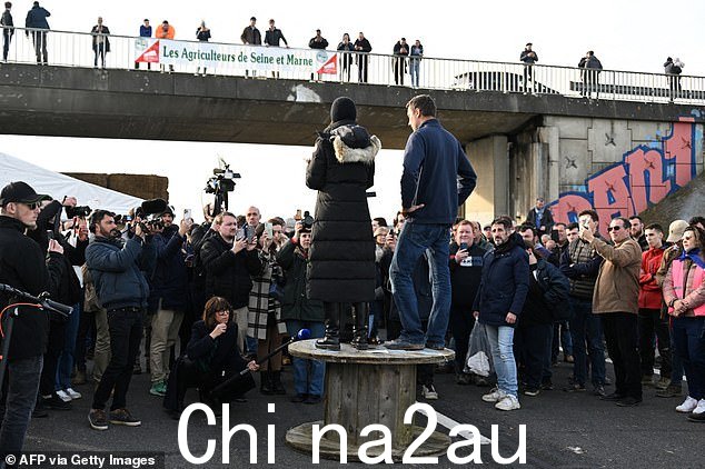 Le Marchand 周一出现在巴黎东部若西尼的拖拉机营地后,在法国农业工人中的受欢迎程度才有所提高