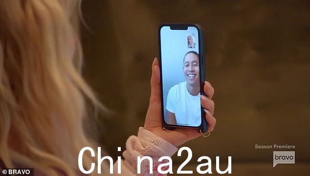 Ariana 与她的新男友 Dan 通过电话交谈,然后返回 TomTom 酒吧,该酒吧部分由她的前任 Sandoval(40 岁)和他的商业伙伴 Tom Schwartz(41 岁)拥有