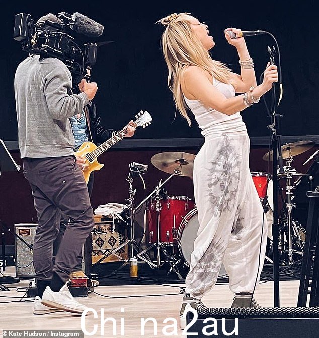 哈德森通过《人物》杂志表示'你只有一首第一首单曲。我希望它成为美味、性感的东西,以及我所相信的所有东西'