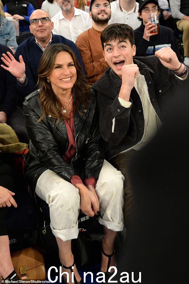 Mariska Hargitay 为自己和儿子 8 月 17 日星期二晚上在麦迪逊广场花园观看纽约尼克斯队的比赛赢得了场边座位