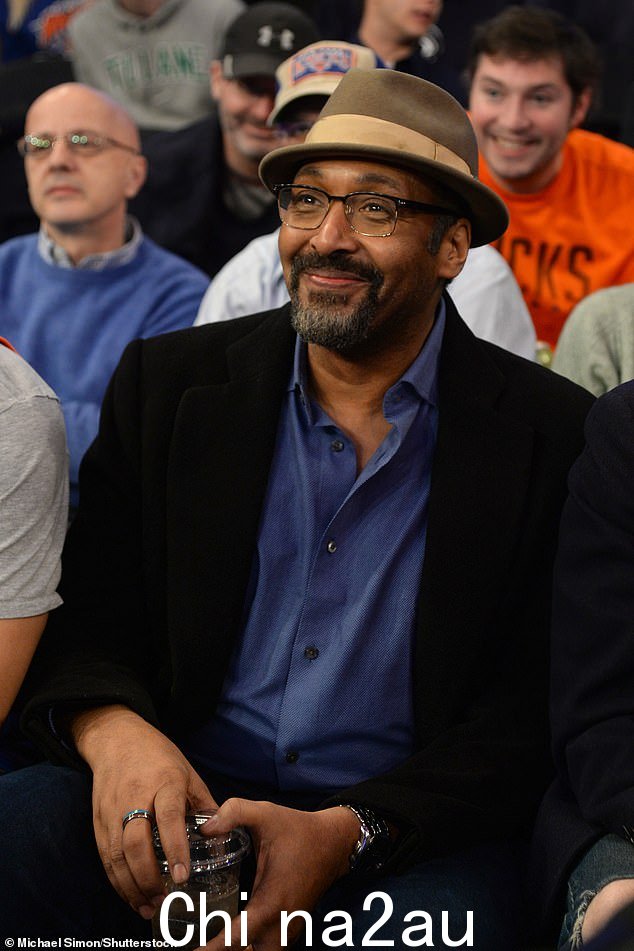 演员 Jesse L Martin 从前排欣赏这场比赛