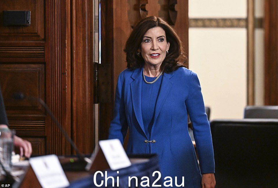纽约州州长 Kathy Hochul(如图)于 6 月宣布,该州的第一个此类拥堵收费计划在经过全面的环境审查后已获得联邦批准。从 4 月开始,大都会交通管理局将对纽约市 60 街以下的司机征收通行费。该举措旨在减少繁华的曼哈顿下城和中城的交通和空气污染。通行费产生的收入将用于改造公共交通系统。还有其他举措正在酝酿中加利福尼亚州,包括针对洛杉矶中部和圣费尔南多谷等附近地区的一项。” class=