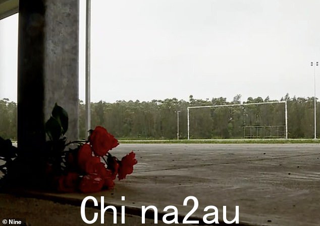 当地人在周日奥利弗死亡的现场留下了鲜花(如图)
