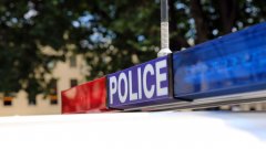 悉尼东郊繁忙的 Randwick 街上一名女子被刺伤头部，21 岁男子被指控