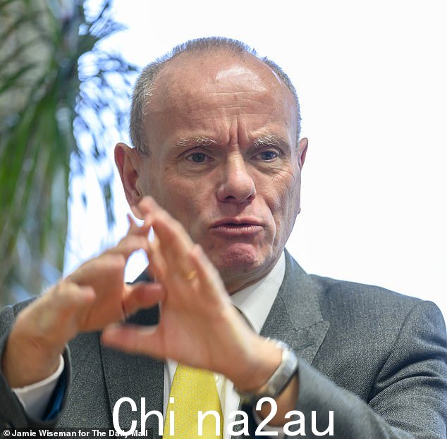 作为以色列直言不讳的支持者,以及该国犹太人口最多的选区之一的议员,弗里尔先生习惯于恐吓、虐待甚至死亡威胁