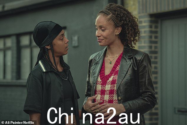 Jaq 在第三季开始,作为 Dris 的二把手,随后晋升并与由 Adwoa Aboah 饰演的 Becks 开始一段浪漫史(合影于show)