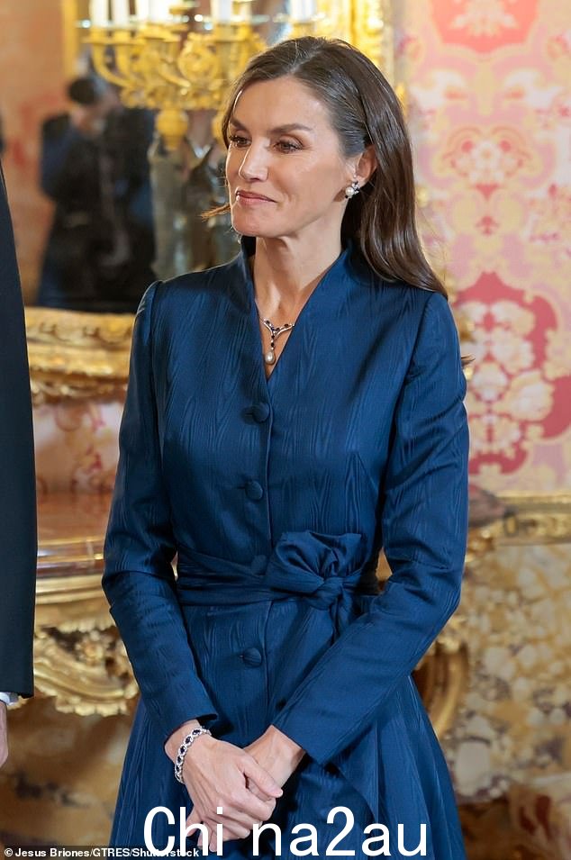 仿佛从童话故事里走出来的莱蒂齐亚,一身海军蓝色外套式礼服惊艳亮相