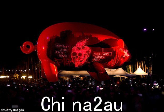 图:一只充气猪,上面印有针对唐纳德·特朗普的2016年罗杰奖沃特斯演唱会加利福尼亚州。有人声称沃特斯希望在一只类似的猪上贴上反犹太语言