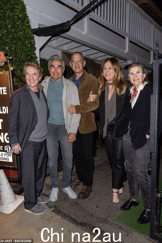 77 岁的 Schitt's Creek 校友(左二)带着结婚 46 年的妻子黛博拉·迪文(右),而 67 岁的两届奥斯卡奖得主(左)则陪同他结婚 35 年的妻子 Rita Wilson (2-R)