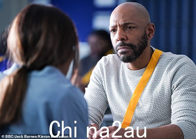 第一眼图像显示丹妮丝看起来很紧张,而卢卡斯似乎很担心