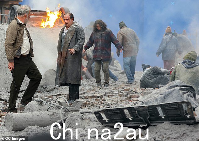 科林走过废墟时看上去充满威胁,完全体现了企鹅的性格,真名奥斯瓦尔德 'Oz' Cobblepot