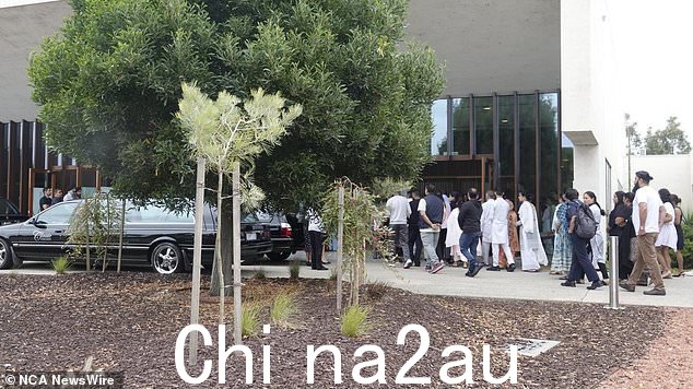 在主要以印地语和旁遮普语进行的葬礼上,一位家庭朋友说道:“悲伤是我们对某人的爱的代价。”这是伊丽莎白二世女王的一句著名名言。
