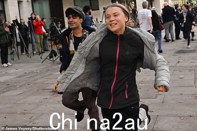 格蕾塔·桑伯格 (Greta Thunberg) 在 11 月份出庭后,笑着穿过伦敦市中心以躲避媒体采访