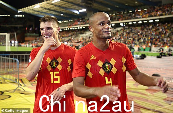 比利时布鲁塞尔 - 10 月 12 日:托马斯·莫尼耶和文森特·孔帕尼于 2018 年 10 月 12 日在比利时布鲁塞尔博杜安国王体育场赢得欧洲国家联赛 A 组第二组比利时队和瑞士队的比赛后庆祝。(摄影:Vincent Van Doornick/Isosport/MB Media/Getty Images) height=