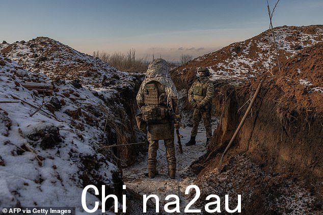 2024年1月23日,第41旅的乌克兰士兵站在哈尔科夫地区库皮扬斯克外前线附近的战壕里