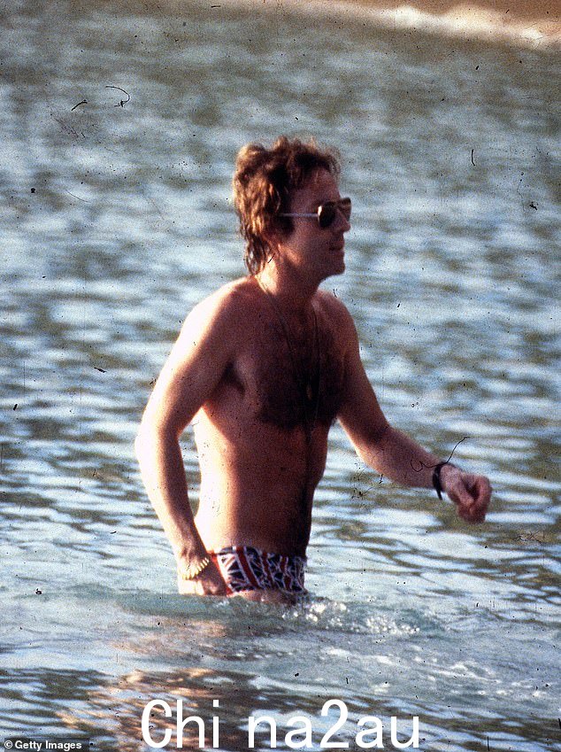 Roddy Llewellyn 于 1976 年在马斯蒂克岛穿着英国国旗短裤