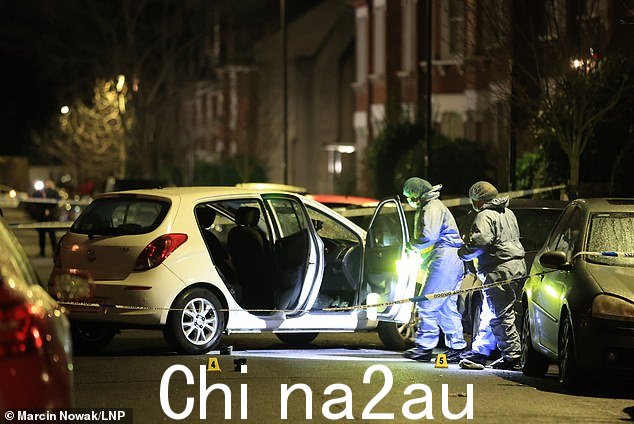 照片显示一辆废弃的白色现代 i20 掀背车被遗弃在街上,车门敞开,那里的房屋售价高达 300 万英镑
