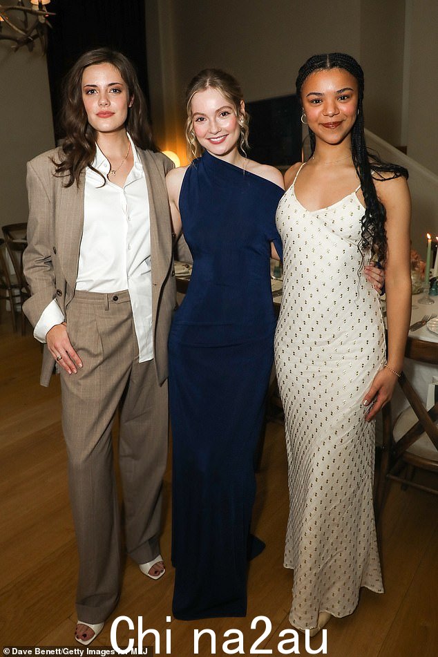 Meg、Hannah 和 Hannah 的布里奇顿明星同胞 India Ria Amarteifio 在活动中摆出三人组的姿势