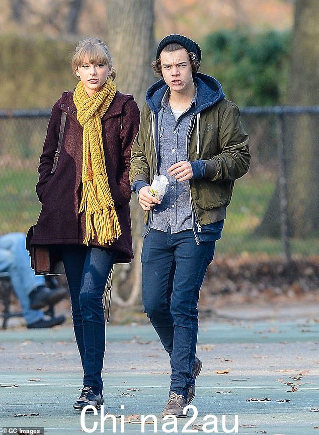 在乐队期间,哈利还与流行巨星泰勒·斯威夫特 (Taylor Swift) 约会过,在他们被拍到手牵着手散步后,两人的忠实粉丝都引发了猜测2012 年 12 月穿过纽约中央公园