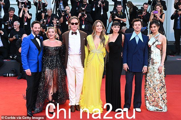 2022 年威尼斯电影节上的情况达到了紧要关头,演员们走上红地毯,在窃窃私语中讨论团体之间的关系状况(如图)