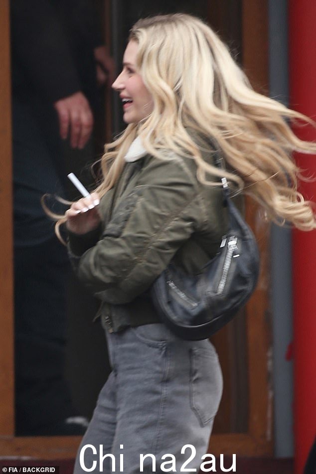 Lottie 16 岁时开始为《Teen Vogue》做模特,她讨论了十几岁的时候成为一名模特如何让她因为她所从事的行业而屈服于毒品和酒精