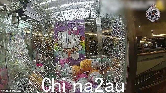 警员砸碎了机器的一块玻璃面板