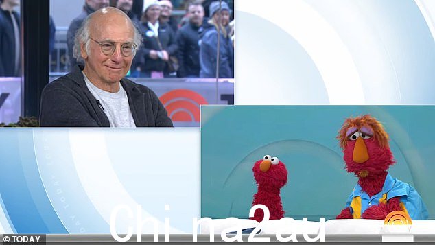 然而,他看着镜头说,'Elmo,我只是想道歉'