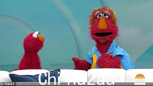 Elmo 说他接受了 David 的道歉,而 Louie 则补充说他“非常伟大”