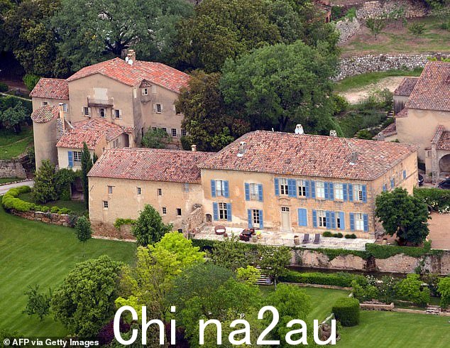 2008 年占地 1,300 英亩的 Miraval 城堡庄园,之后这对名人夫妇以 60-40 名合伙人的身份购买了该庄园,皮特是大股东