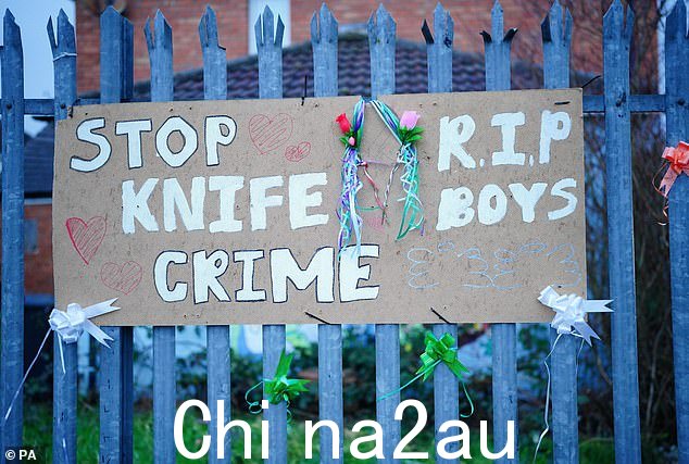 Max 所在的南布里斯托尔场景附近的标志和梅森在刺伤袭击后死亡