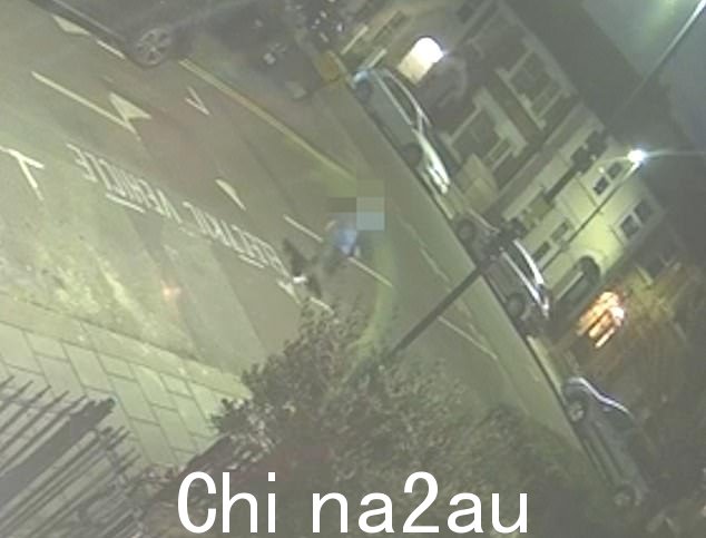 MailOnline 独家获得的昨晚的戏剧性闭路电视录像显示一名男子沿着袭击发生地点附近的道路奔跑