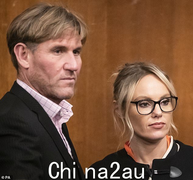 米歇尔·杜伯里 (Michelle Dewberry) 有一个儿子,于 2020 年 7 月出生,父亲是她的商业伙伴、英超俱乐部水晶宫前老板西蒙·乔丹 (Simon Jordan)