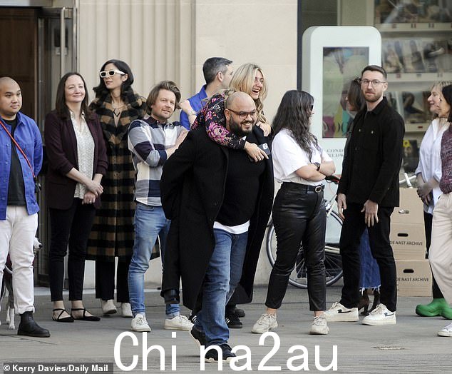 员工们在庆祝康泰纳仕在办公室的最后一天时开玩笑