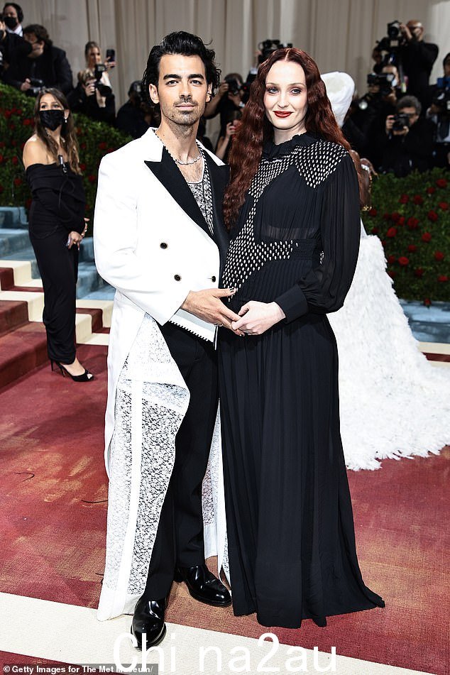 索菲与分居的丈夫乔·乔纳斯 (Joe Jonas) 分享了三岁的威拉 (Willa) 和 19 个月大的戴尔芬 (Delphine),她目前正在离婚(2022 年 5 月合影)