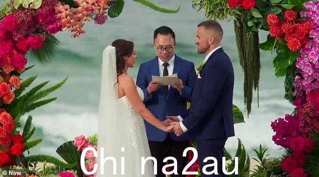 周三黑发美女和她的新郎 Ben 在祭坛上一拍即合