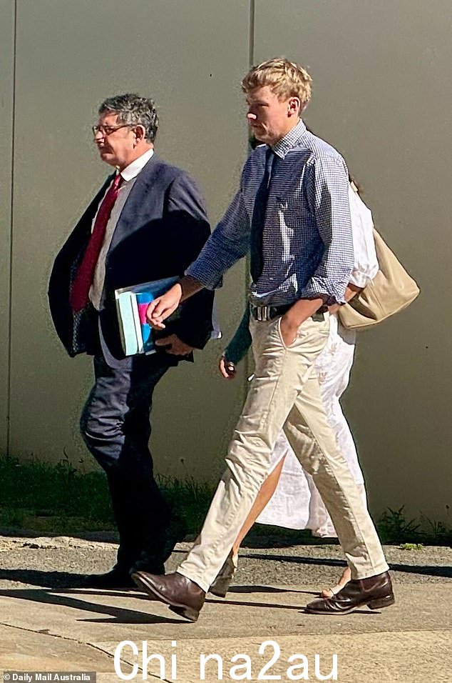 一名地方法官告诉前私立学校男生 Lachie Chittenden(与他的律师 Maurice Baroni 合影),他“可以看到他眼中的恐惧”,并警告他可能会判他入狱 10 年