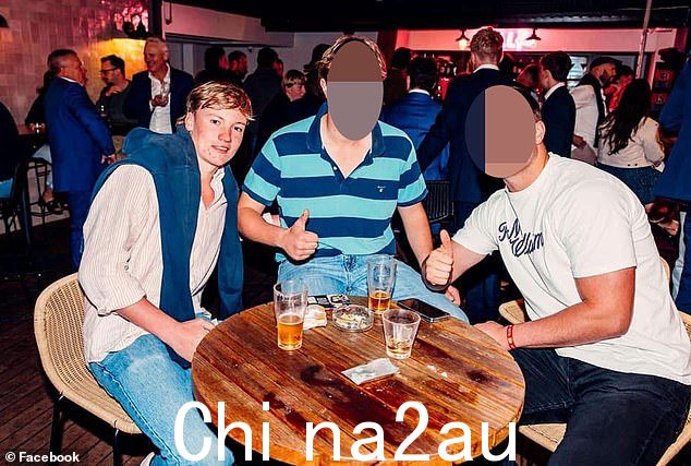 青少年 Lachie Chittenden(左)在高中期间使用 Jemma Fricke 偷来的美国运通信用卡在拜伦湾纵情狂欢