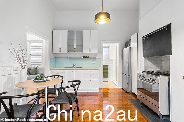 房屋的建设完全使生活空间焕然一新,这对夫妇添加了开放式设计和新厨房