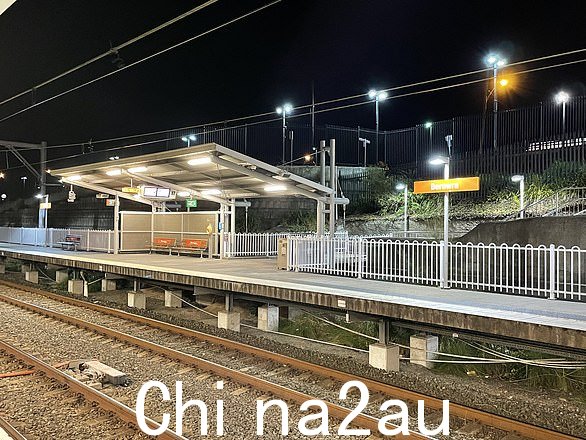 周五午夜后,有报道称两人被火车撞倒,紧急服务人员被呼叫至该市北部的贝罗拉火车站
