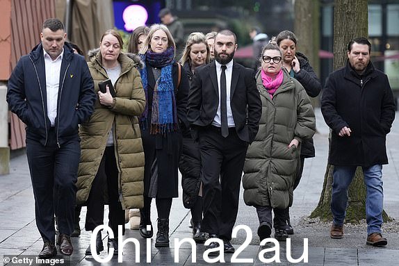 英国曼彻斯特 - 2 月 2 日:埃丝特·盖伊,被谋杀青少年布里安娜的母亲2024 年 2 月 2 日,盖伊(左二)和亲属抵达英国曼彻斯特曼彻斯特刑事法庭。 2023 年 2 月,16 岁变性女孩布丽安娜·盖伊 (Brianna Ghey) 在沃灵顿的一个公园被发现身受致命伤。2023 年 12 月 20 日,两名 15 岁青少年被判谋杀她有罪。法官此前裁定,在宣判时将公布这些青少年的名字。 (克里斯托弗·弗隆/盖蒂图片社摄)