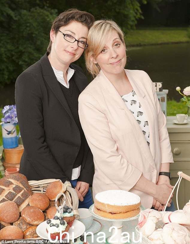 Bake Off于2010年在BBC开始播出,但于2016年被第4频道以25英镑收购令人震惊的举动最初的主持人 Sue Perkins 和 Mel Giedroyc 轰然退出