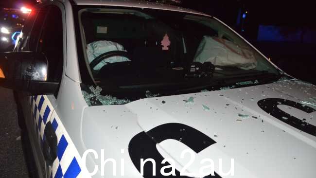 弗兰克斯顿侦探正在调查周四晚上一辆被盗汽车撞向警车的事件。图片:维多利亚警察局。