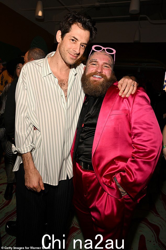 Mark Ronson 与 Teddy Swims 合影