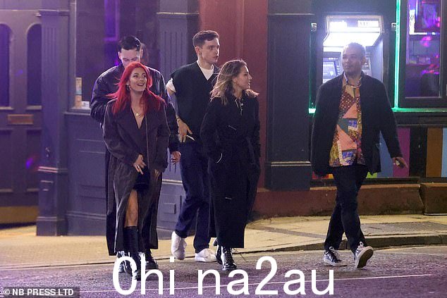 有人看到黛安·巴斯韦尔 (Dianne Buswell) 和大家一起出去参加派对