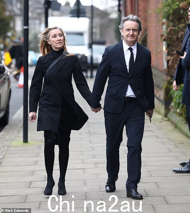 Fiona Phillips 和她的 ITV 高管丈夫 Martin Frizell 也参加了仪式