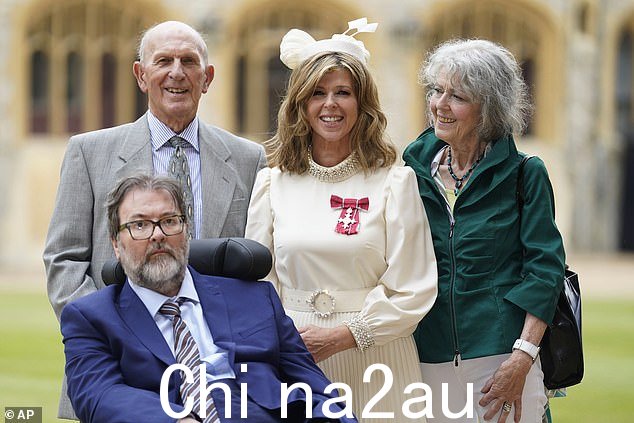 凯特·加罗威 (Kate Garraway) 与她的丈夫德里克·德雷珀 (Derek Draper) 以及父母戈登·加罗威 (Gordon Garraway) 和玛丽莲·加罗威 (Marilyn Garraway) 合影留念,因为她对广播、新闻和慈善事业的贡献而被授予大英帝国勋章作者:威廉王子