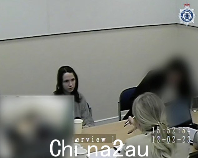 斯嘉丽·詹金森(如图)正在接受警方讯问。霍姆斯博士表示,詹金森在被捕的镜头中更加“互动”,进行眼神交流,并且“更加警觉和反应灵敏”” class=